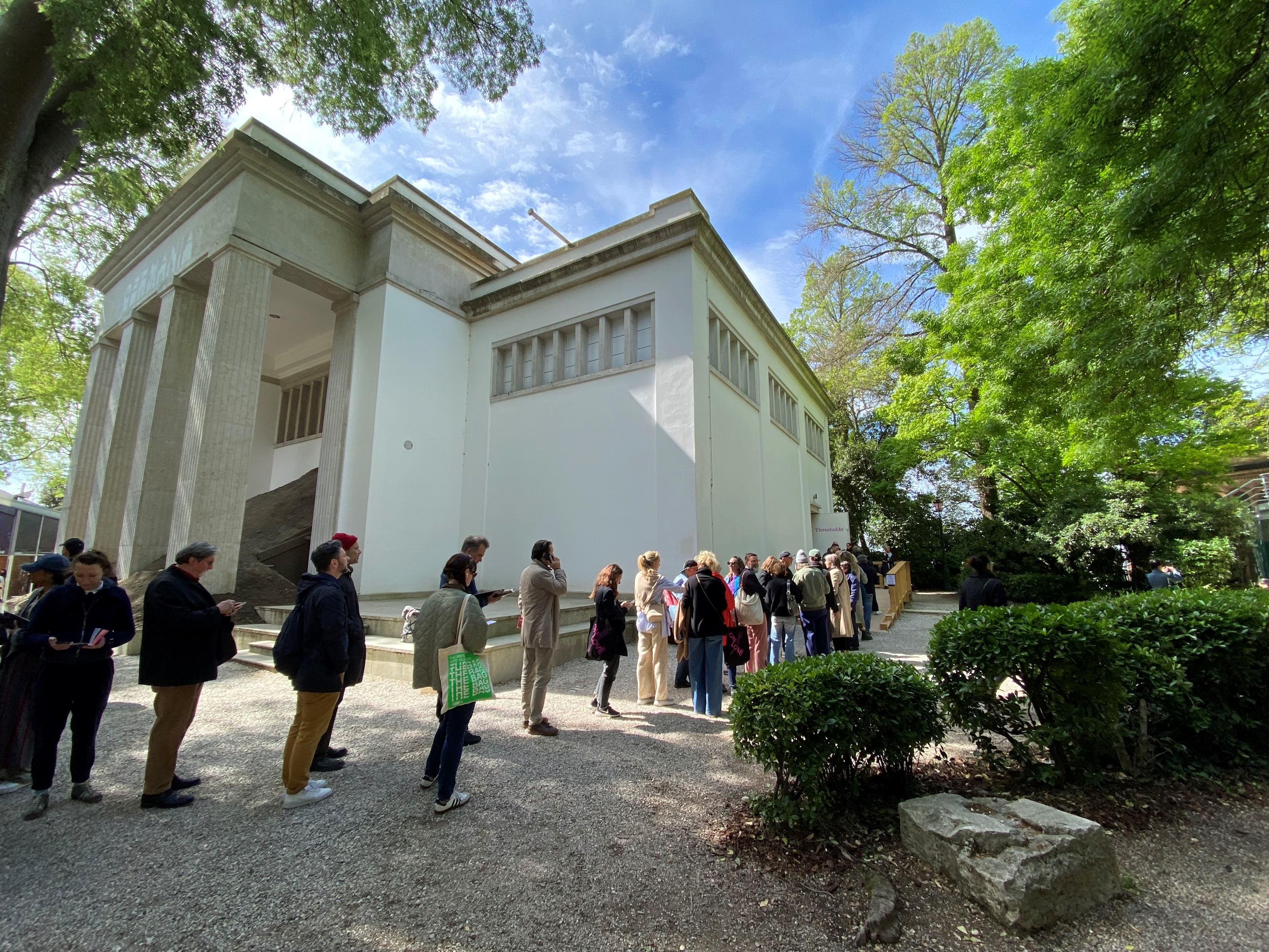 Man sieht viele Menschen in einer Schlange stehen, die auf die Eröffnung des Deutschen Pavillon der Venedig Biennale warten.
