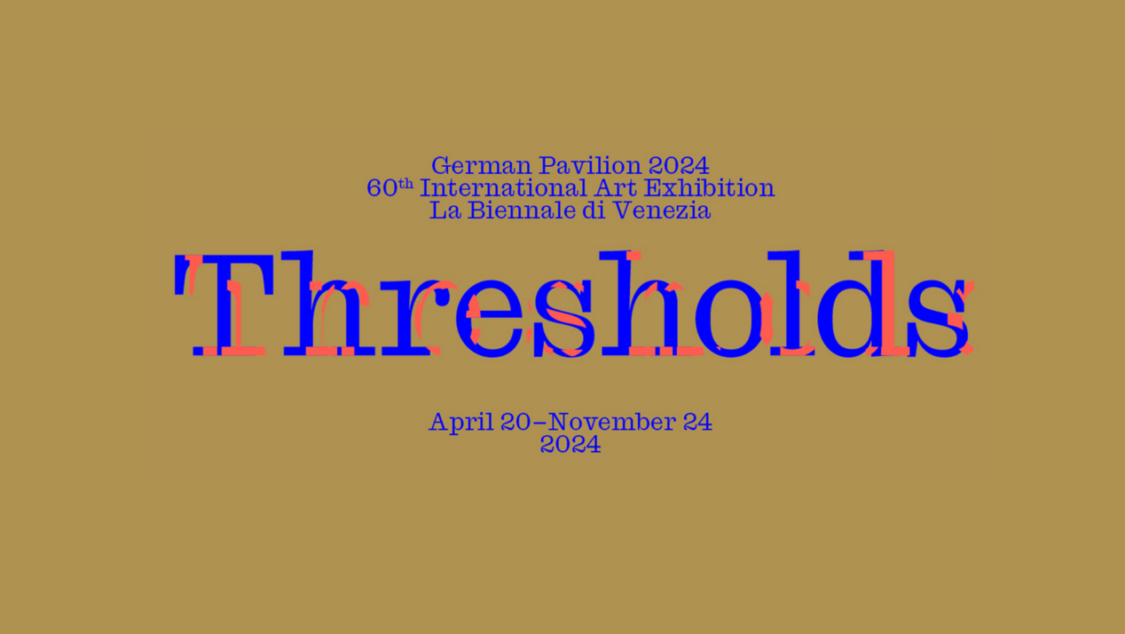 Man sieht die Grafik des Deutschen Pavillon 2024. In blauer Schrift steht groß der Titel Thresholds geschrieben. Jewails darüber und darunter sind klienr die Eckdaten der Biennale gelistet. Der Hintergrund ist beige.